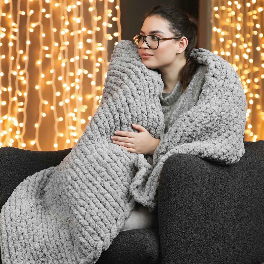 Handgestrickte Chenille Kuscheldecke – Handgestrickt & Gemütlich –