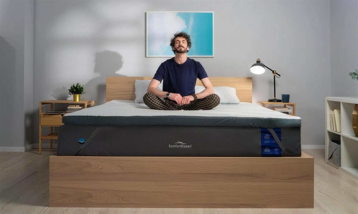 Mann entspannt auf dem KomfortKissen Premium Komfort Topper