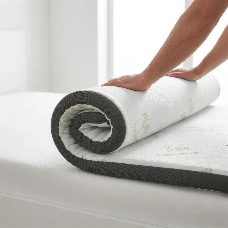 GelBambusPro topper wordt uitgerold op het matras