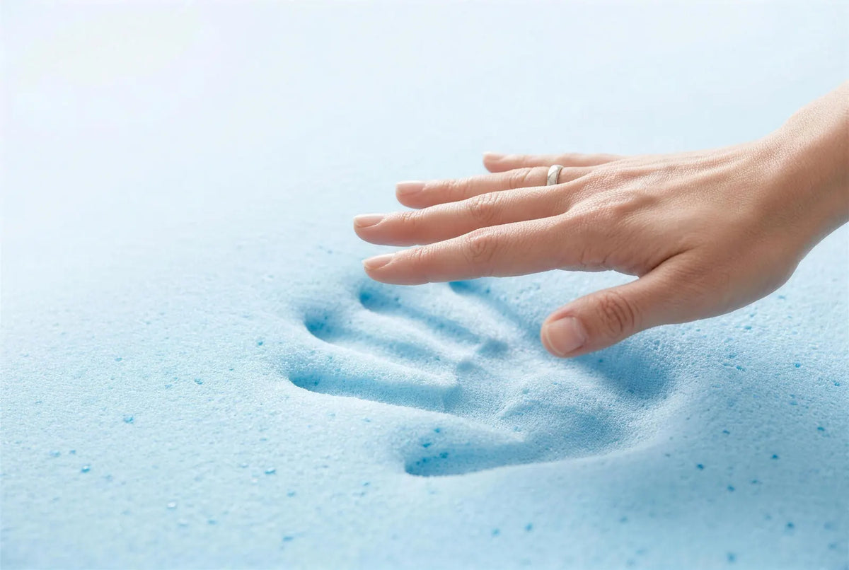Hand drückt in den kühlenden Gel-Memory-Schaum des Komfort Toppers