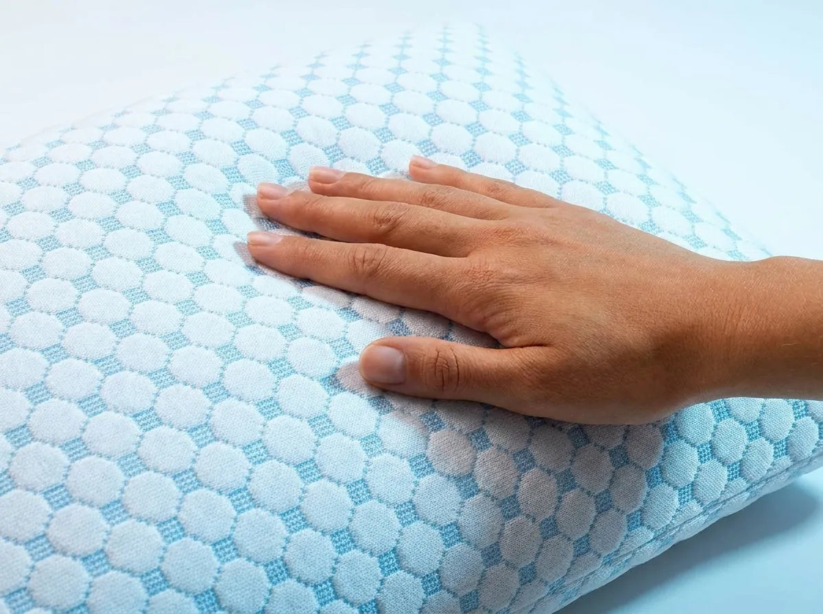 Wolkenkissen – Hand auf kühlendem Gel-Stoff