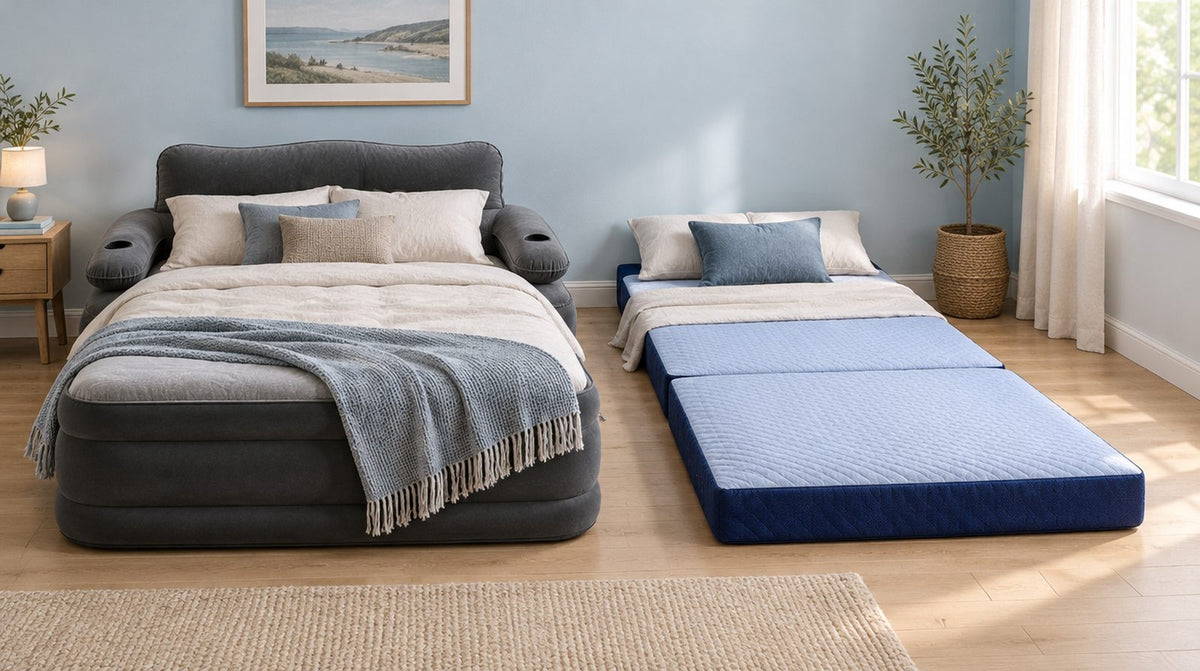Letto gonfiabile con schienale e materasso pieghevole uno accanto all'altro nella camera degli ospiti